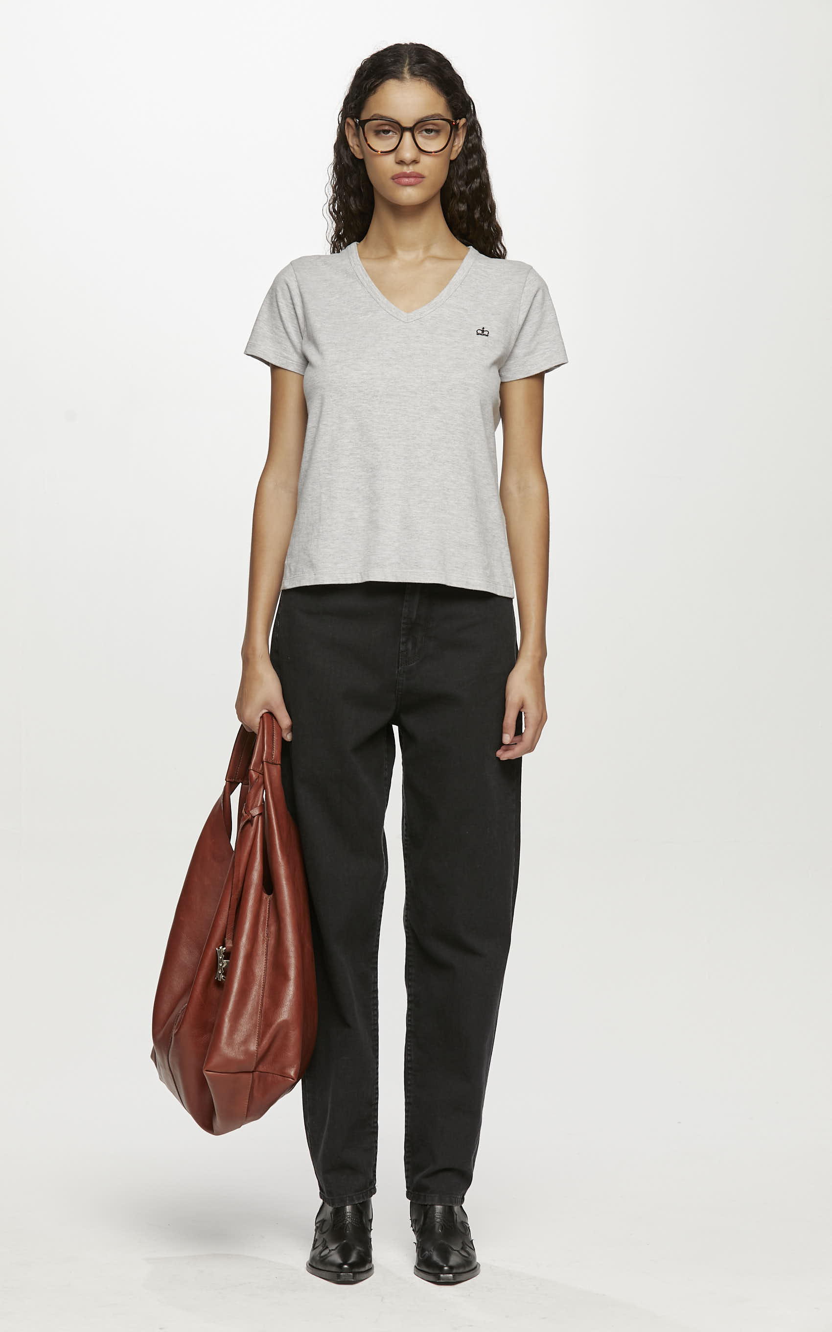 Remera cuello v gris