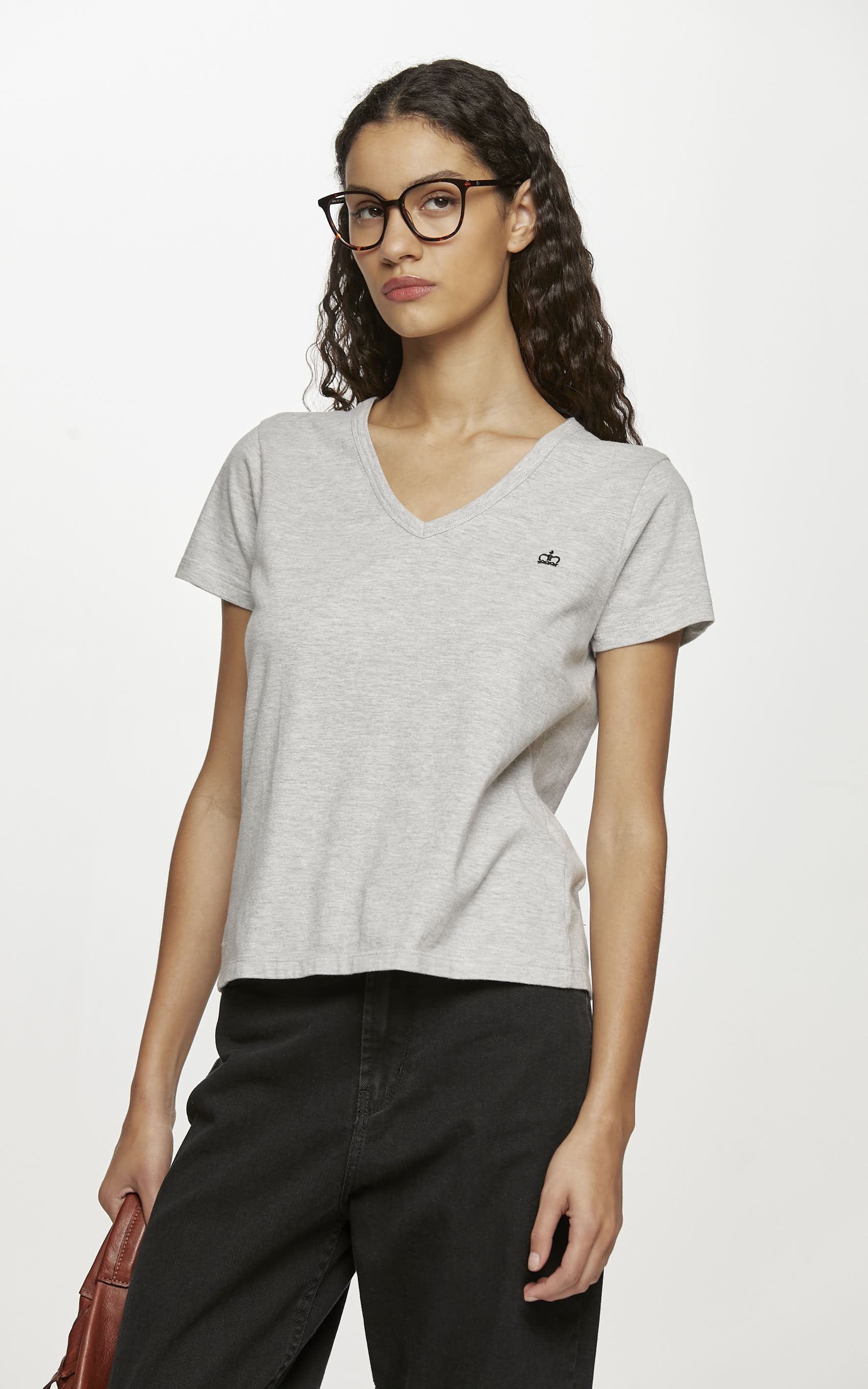 Remera cuello v gris