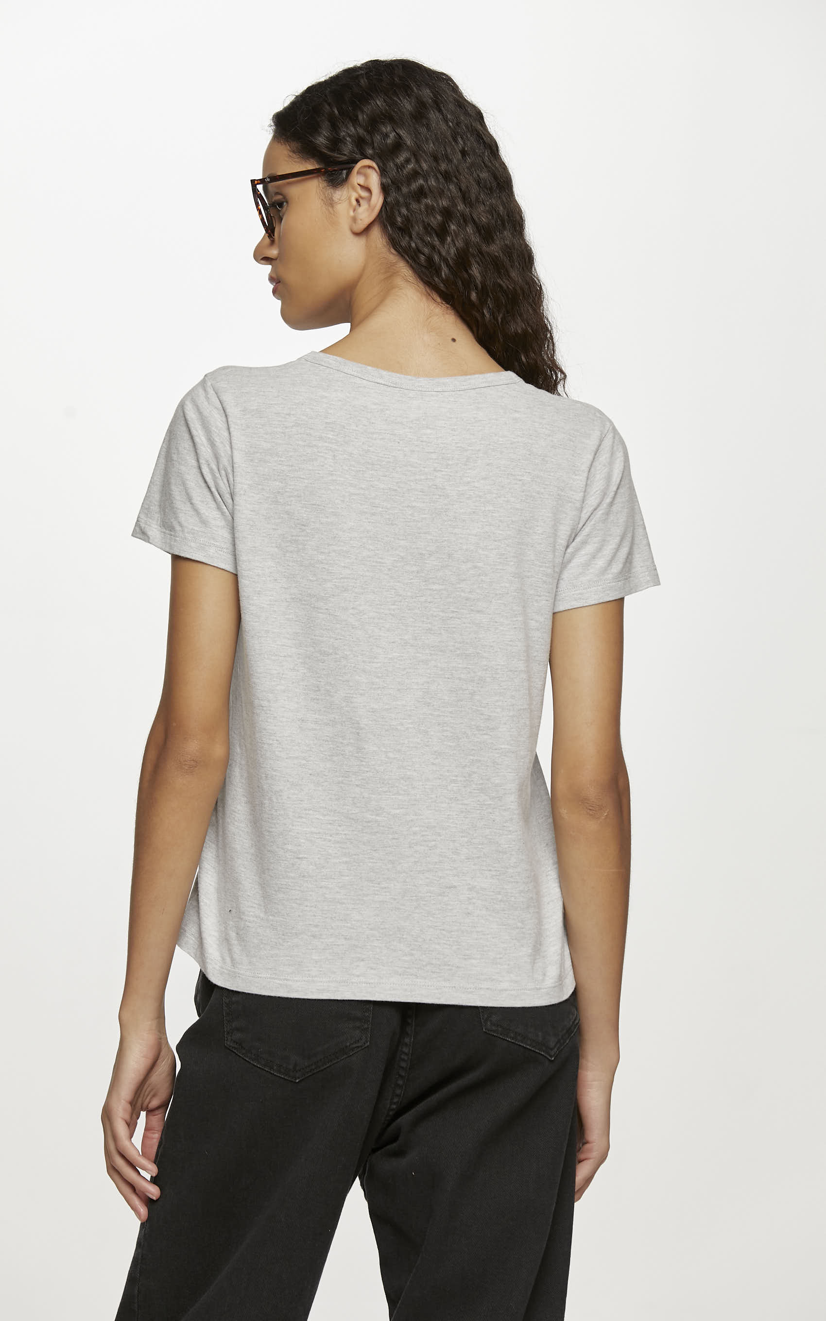 Remera cuello v gris
