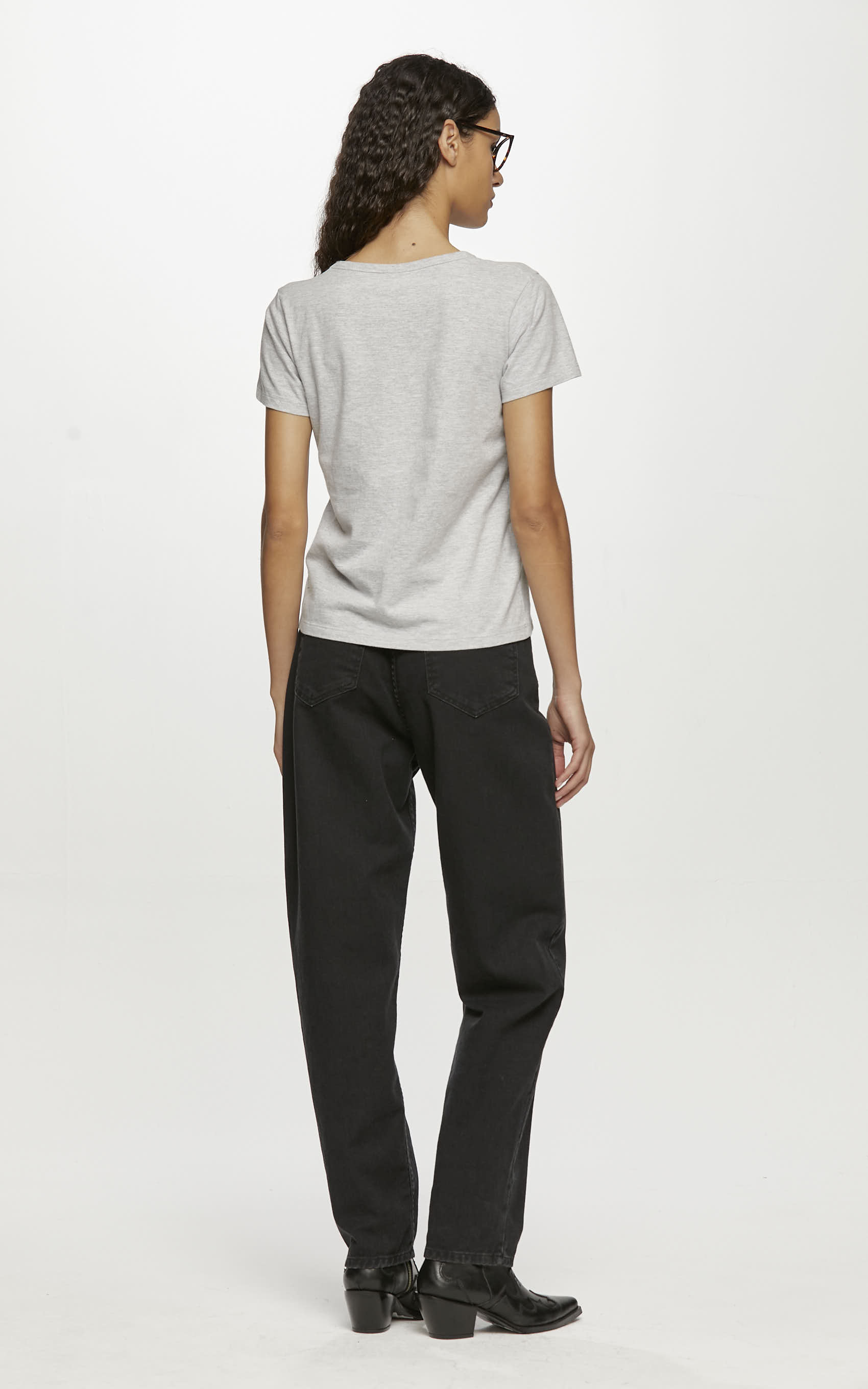 Remera cuello v gris